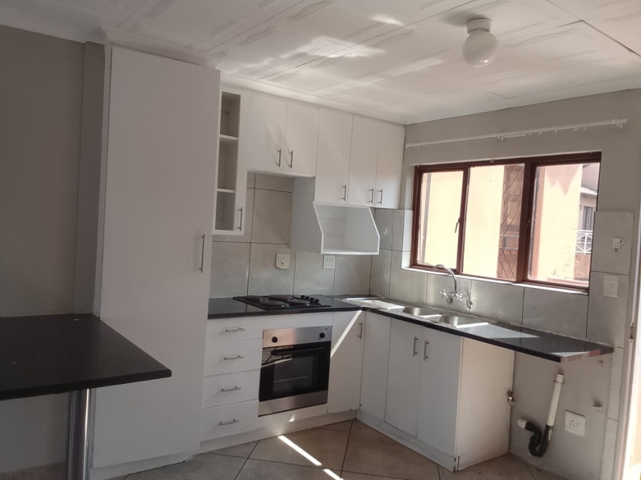 To Let 2 Bedroom Property for Rent in Mondeor Gauteng