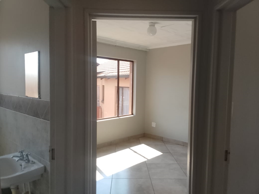 To Let 2 Bedroom Property for Rent in Mondeor Gauteng