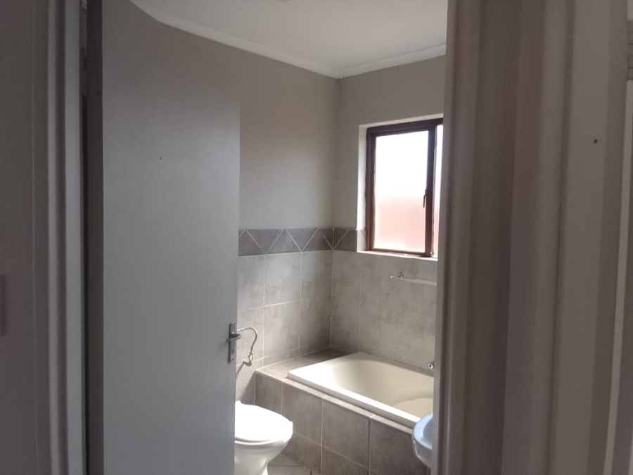 To Let 2 Bedroom Property for Rent in Mondeor Gauteng