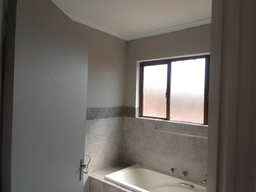 To Let 2 Bedroom Property for Rent in Mondeor Gauteng