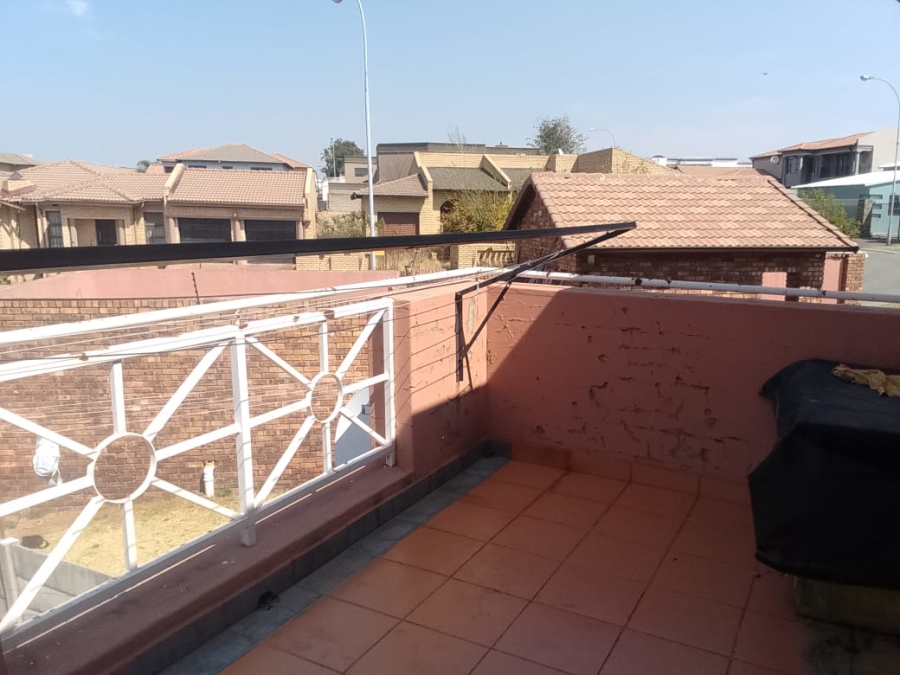 To Let 2 Bedroom Property for Rent in Mondeor Gauteng