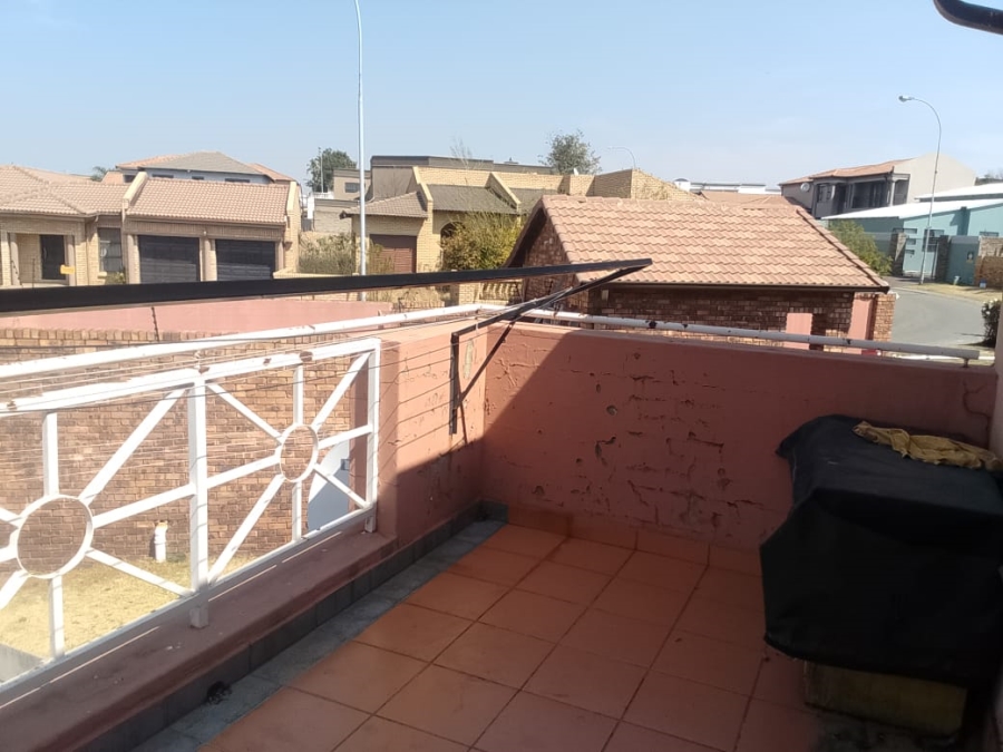 To Let 2 Bedroom Property for Rent in Mondeor Gauteng