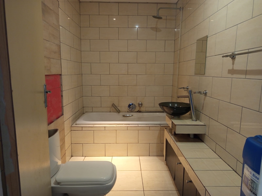 To Let 4 Bedroom Property for Rent in Braamfontein Gauteng