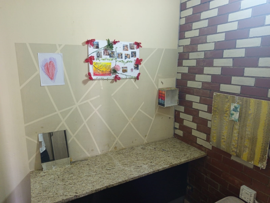To Let 4 Bedroom Property for Rent in Braamfontein Gauteng