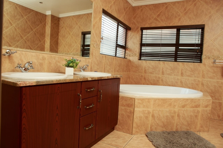 4 Bedroom Property for Sale in Vanderbijlpark SW 5 Gauteng