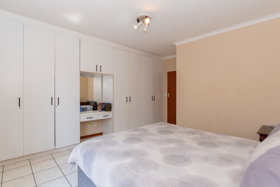 2 Bedroom Property for Sale in Buurendal Gauteng