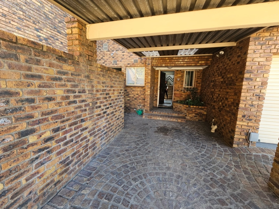 3 Bedroom Property for Sale in Brackenhurst Gauteng