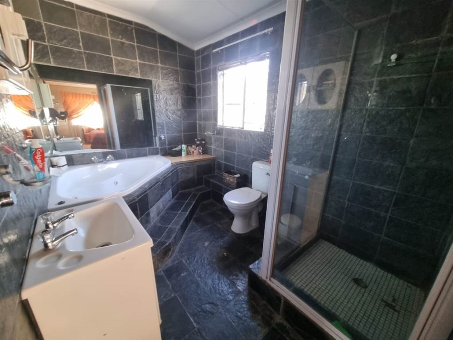 4 Bedroom Property for Sale in Verwoerdpark Gauteng