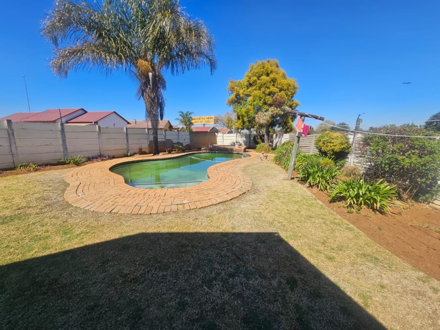 4 Bedroom Property for Sale in Verwoerdpark Gauteng