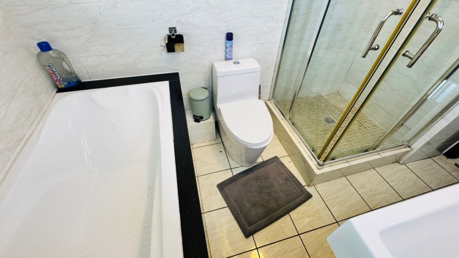 To Let 2 Bedroom Property for Rent in Fourways Gauteng
