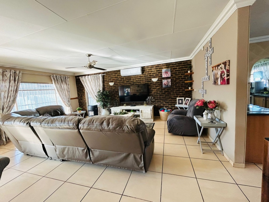 4 Bedroom Property for Sale in Strubenvale Gauteng