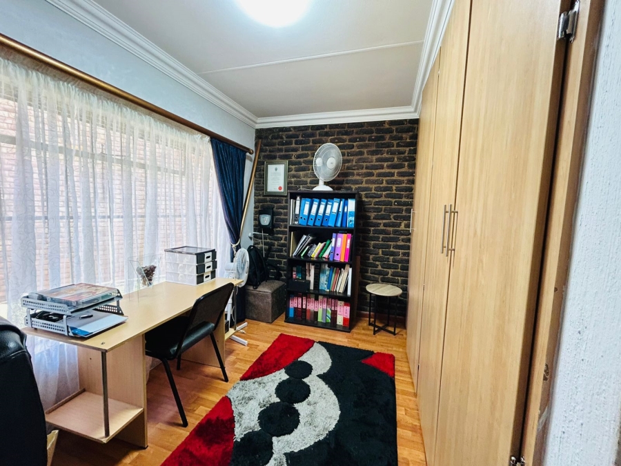 4 Bedroom Property for Sale in Strubenvale Gauteng