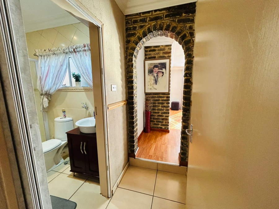 4 Bedroom Property for Sale in Strubenvale Gauteng