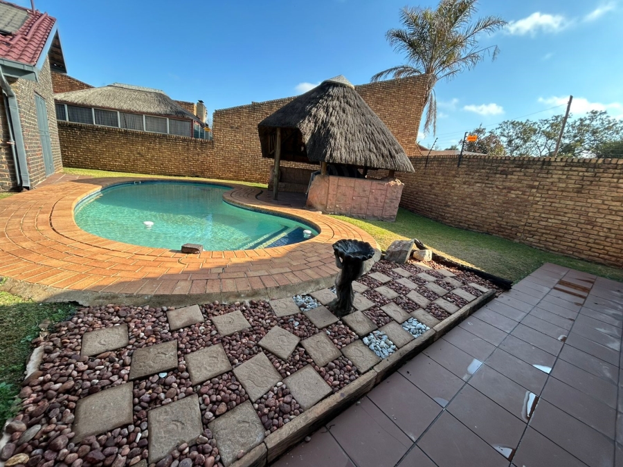 4 Bedroom Property for Sale in Strubenvale Gauteng