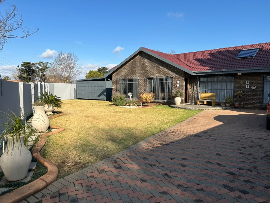 4 Bedroom Property for Sale in Strubenvale Gauteng