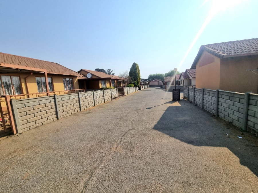 To Let 2 Bedroom Property for Rent in Ormonde Gauteng