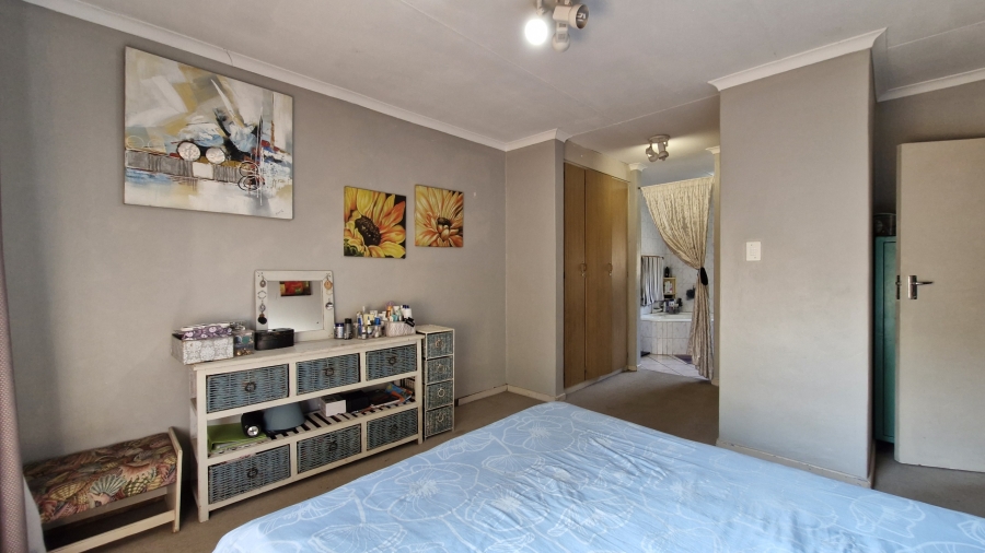 3 Bedroom Property for Sale in Rooihuiskraal North Gauteng