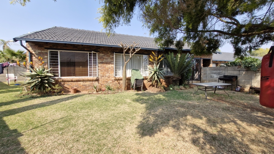3 Bedroom Property for Sale in Rooihuiskraal North Gauteng