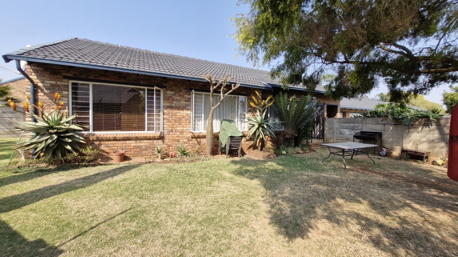 3 Bedroom Property for Sale in Rooihuiskraal North Gauteng