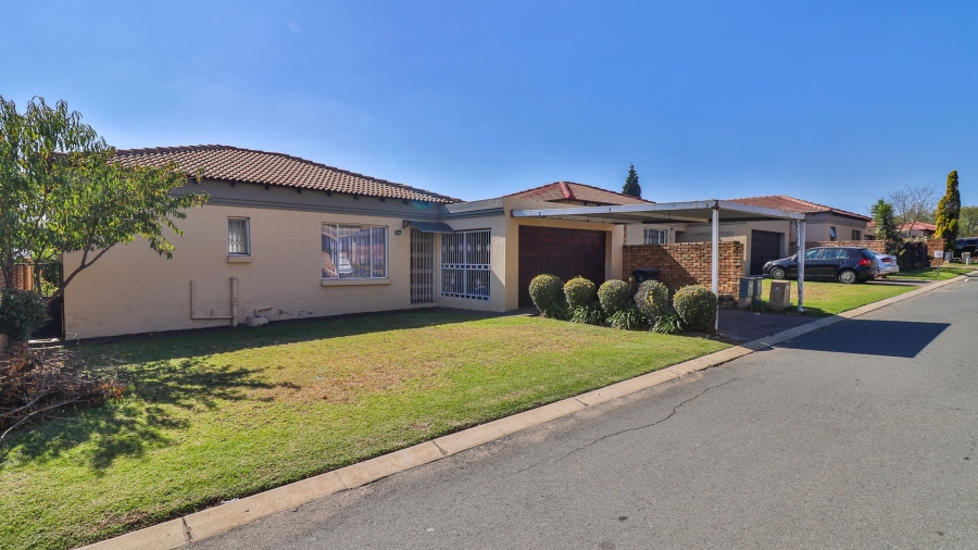 2 Bedroom Property for Sale in Noordwyk Gauteng