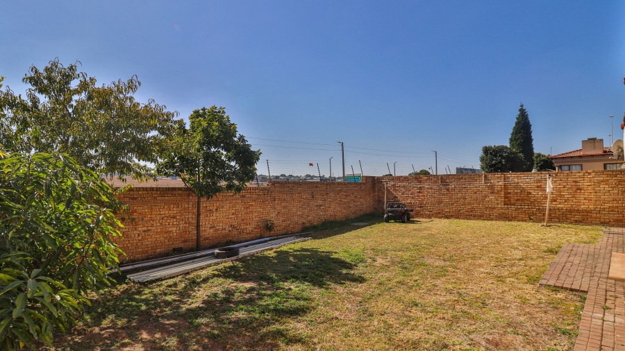 2 Bedroom Property for Sale in Noordwyk Gauteng