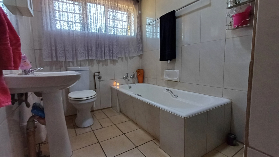 5 Bedroom Property for Sale in Dorandia Gauteng