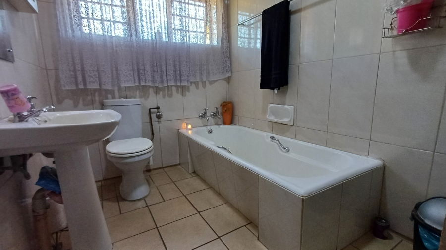 5 Bedroom Property for Sale in Dorandia Gauteng