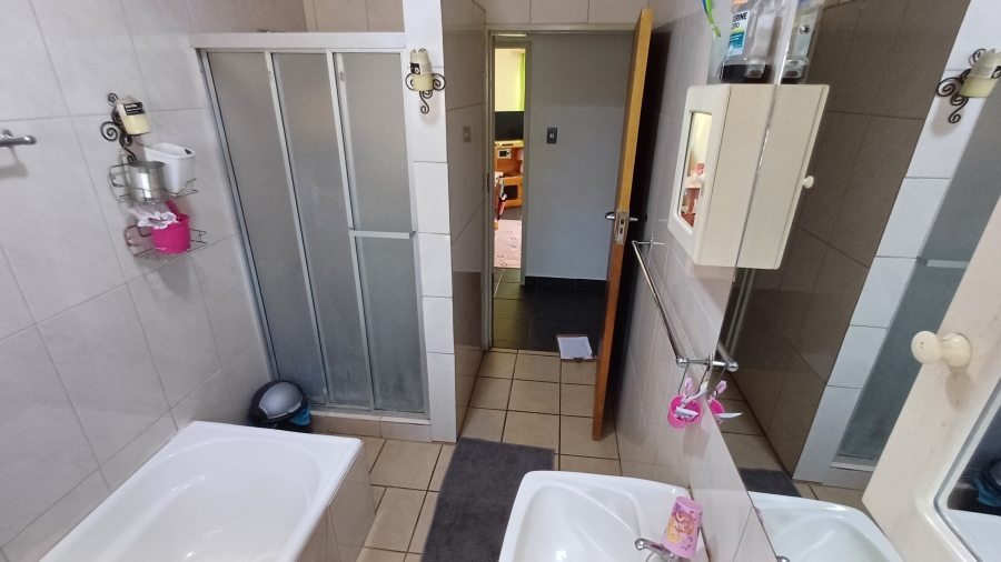 5 Bedroom Property for Sale in Dorandia Gauteng