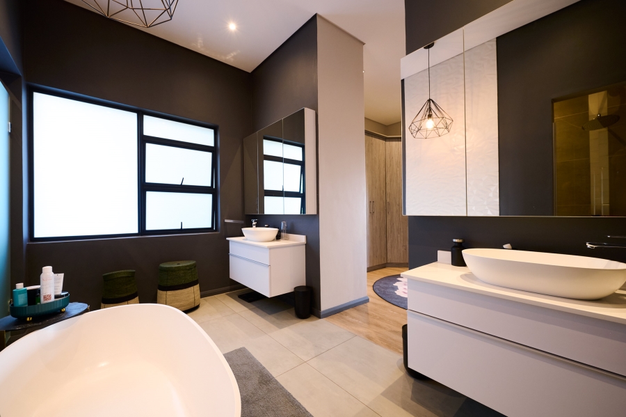 4 Bedroom Property for Sale in Waterfall Country Village Gauteng