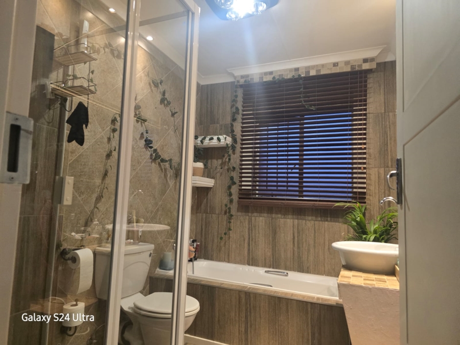 2 Bedroom Property for Sale in Bardene Gauteng