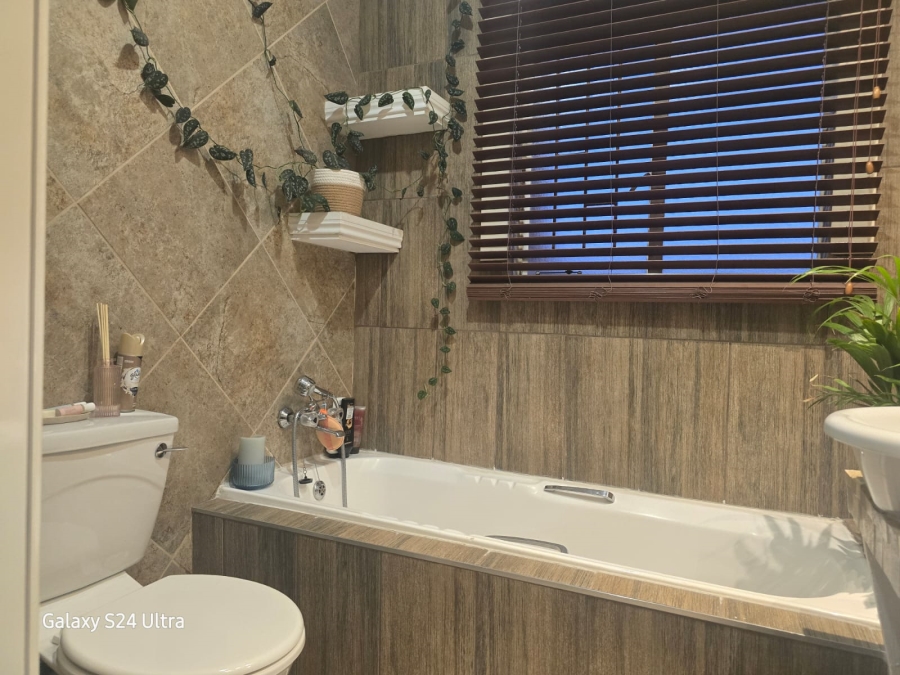 2 Bedroom Property for Sale in Bardene Gauteng