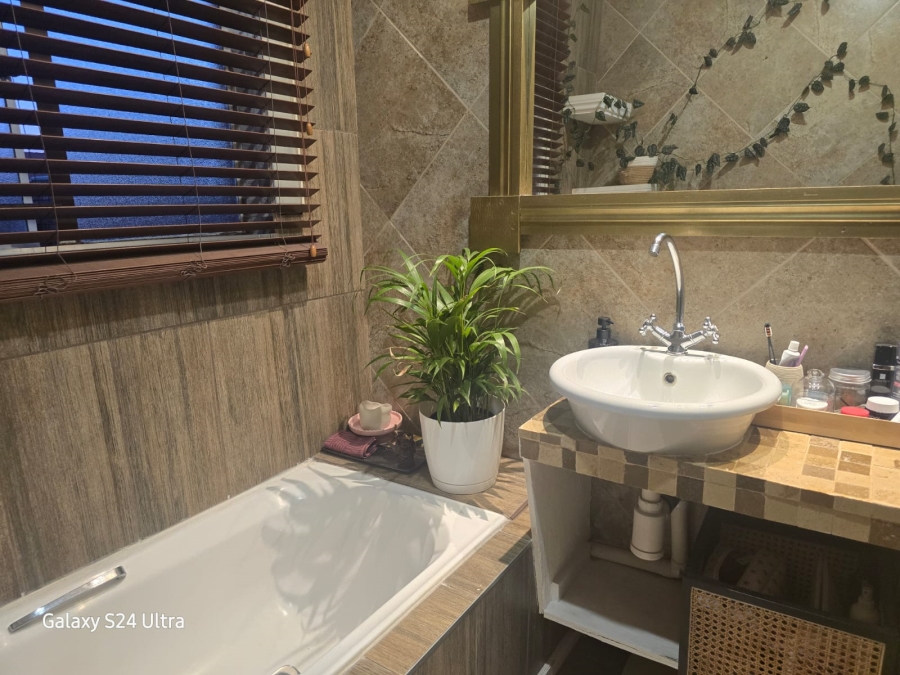 2 Bedroom Property for Sale in Bardene Gauteng