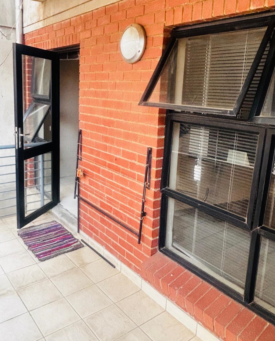 To Let 1 Bedroom Property for Rent in Braamfontein Gauteng