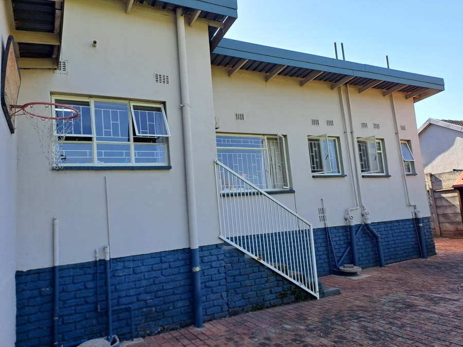 5 Bedroom Property for Sale in Breaunanda Gauteng