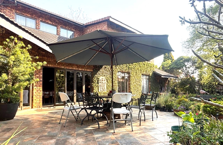 5 Bedroom Property for Sale in Faerie Glen Gauteng