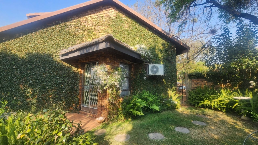 5 Bedroom Property for Sale in Faerie Glen Gauteng