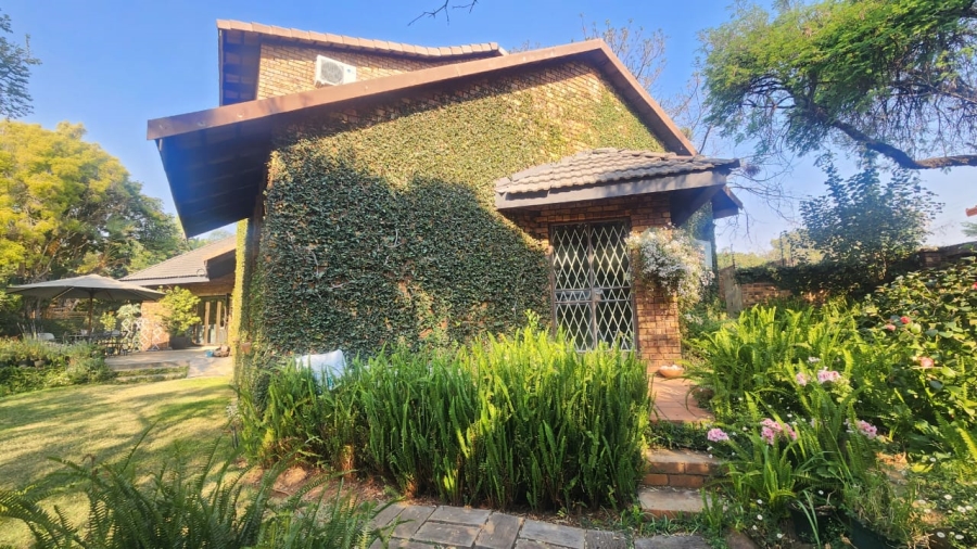 5 Bedroom Property for Sale in Faerie Glen Gauteng
