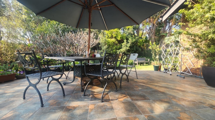 5 Bedroom Property for Sale in Faerie Glen Gauteng