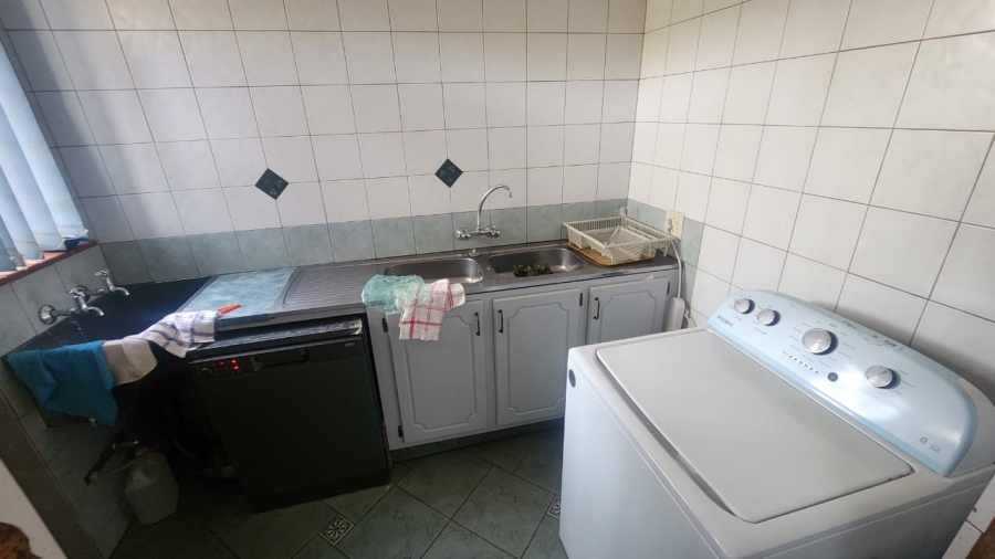 5 Bedroom Property for Sale in Faerie Glen Gauteng