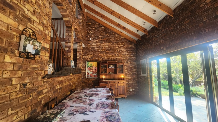 5 Bedroom Property for Sale in Faerie Glen Gauteng