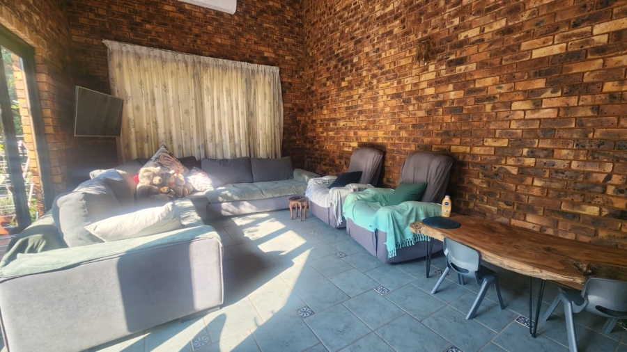 5 Bedroom Property for Sale in Faerie Glen Gauteng