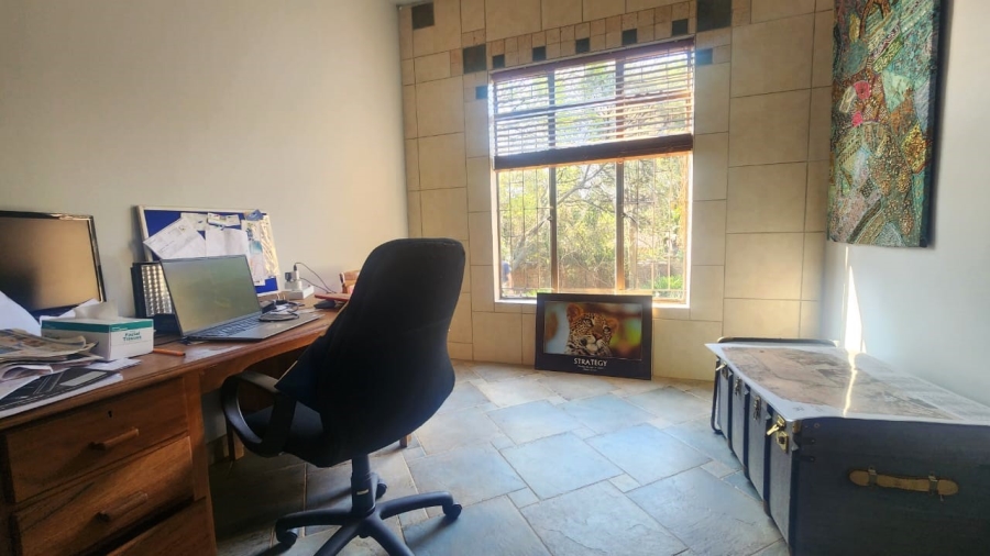 5 Bedroom Property for Sale in Faerie Glen Gauteng