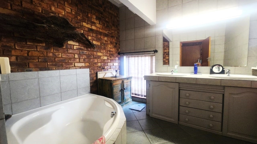5 Bedroom Property for Sale in Faerie Glen Gauteng