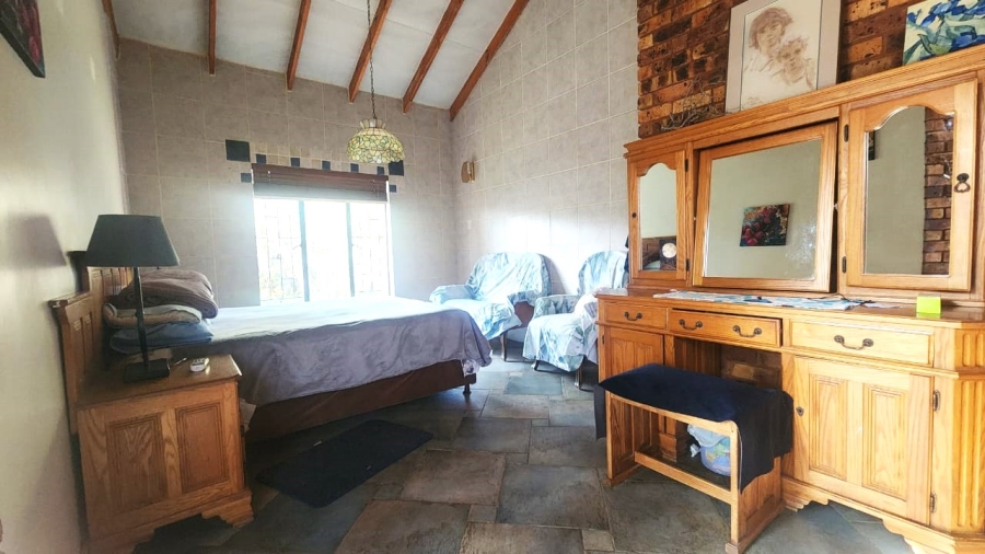 5 Bedroom Property for Sale in Faerie Glen Gauteng