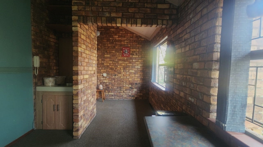 5 Bedroom Property for Sale in Faerie Glen Gauteng