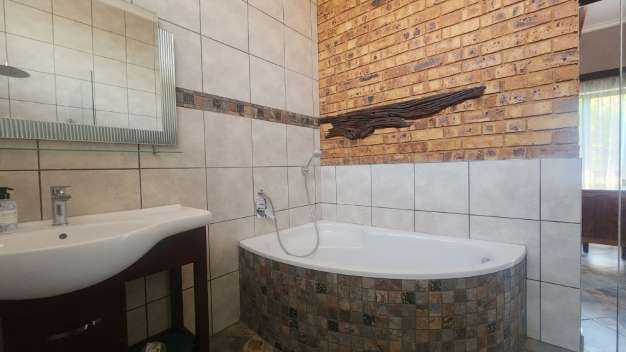 5 Bedroom Property for Sale in Faerie Glen Gauteng