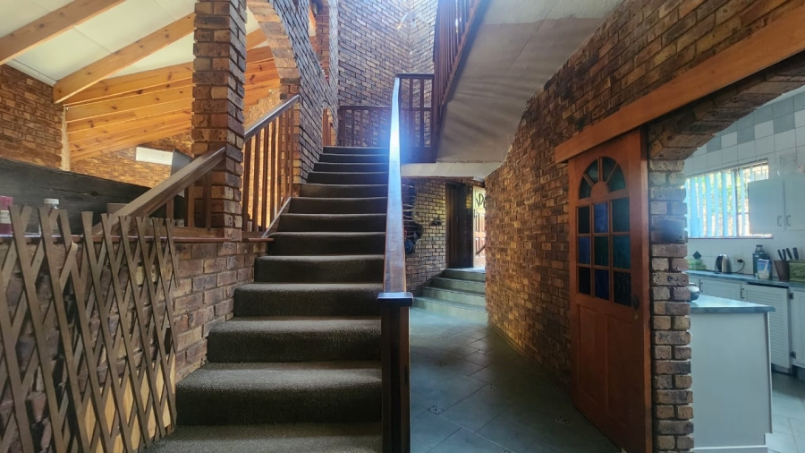 5 Bedroom Property for Sale in Faerie Glen Gauteng
