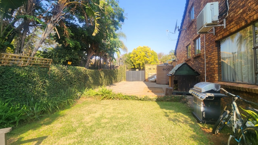 5 Bedroom Property for Sale in Faerie Glen Gauteng