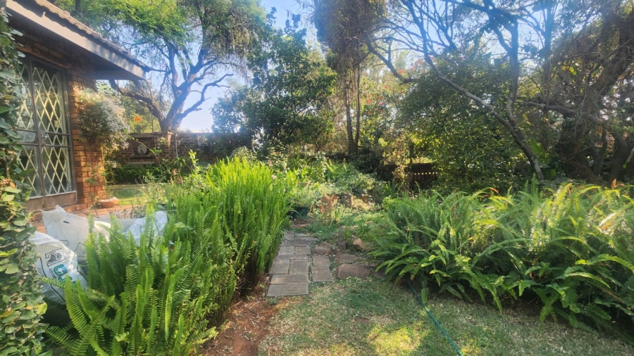 5 Bedroom Property for Sale in Faerie Glen Gauteng