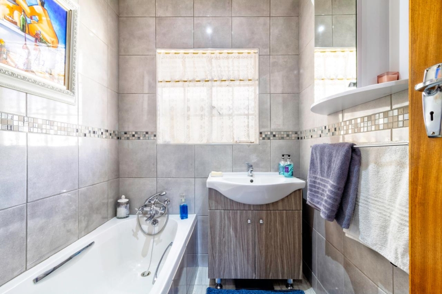 2 Bedroom Property for Sale in Helderkruin Gauteng